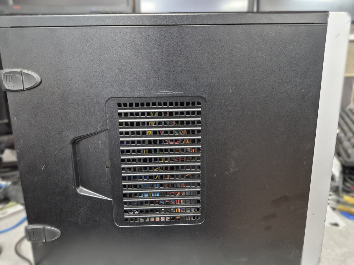 Tour ASUS P8H61-M LE CSM — panneau latéral gauche avec grille de ventilation