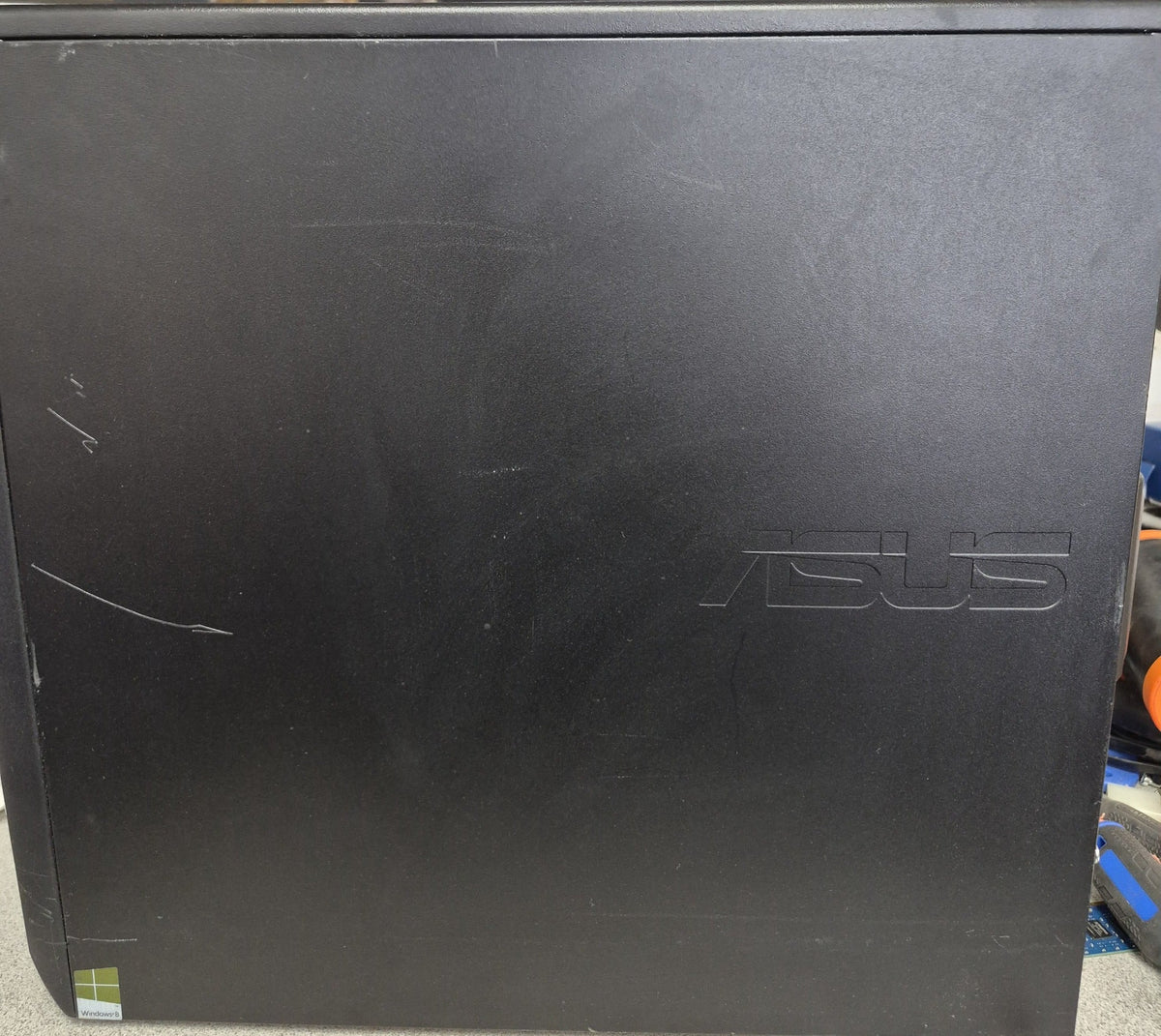 ASUS Essentio M11AD — panneau latéral gauche avec logo ASUS et autocollant Windows 8