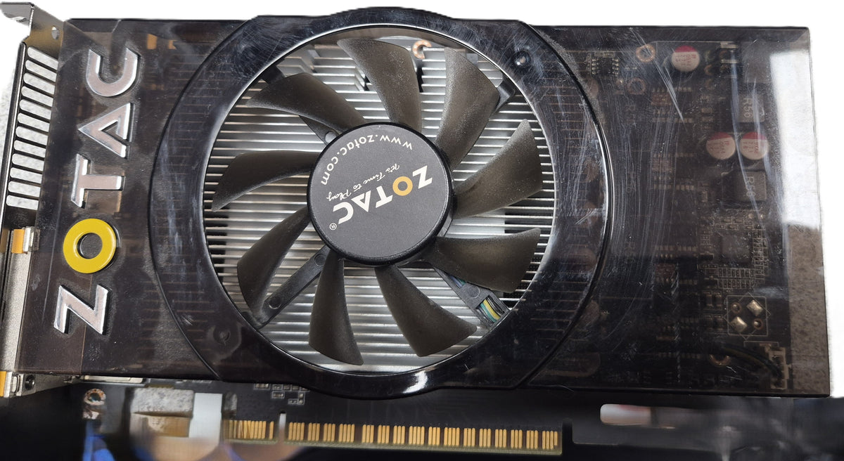 ZOTAC GeForce GTS 450 — vue profil dissipateur et composants PCB