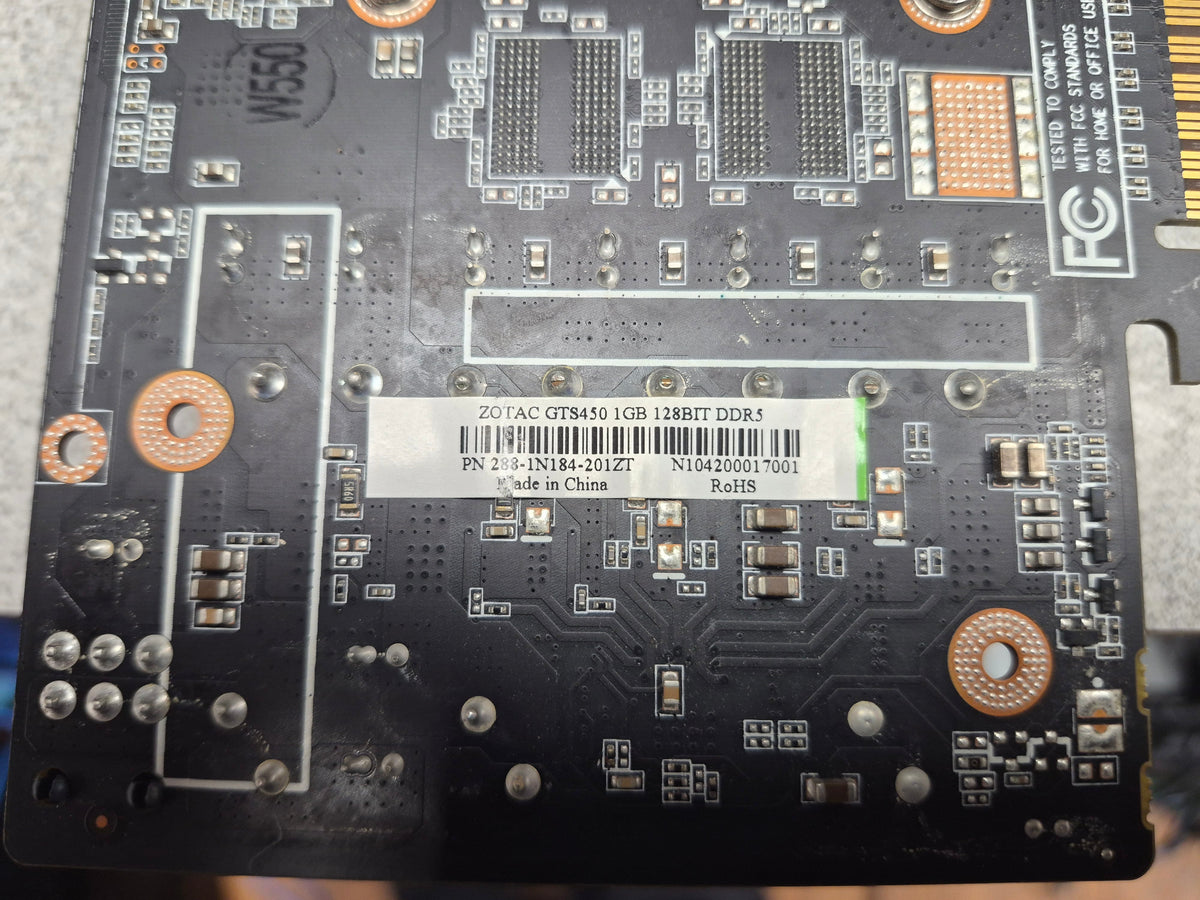 ZOTAC GeForce GTS 450 — gros plan étiquette ZOTAC GTS450 1GB 128BIT DDR5