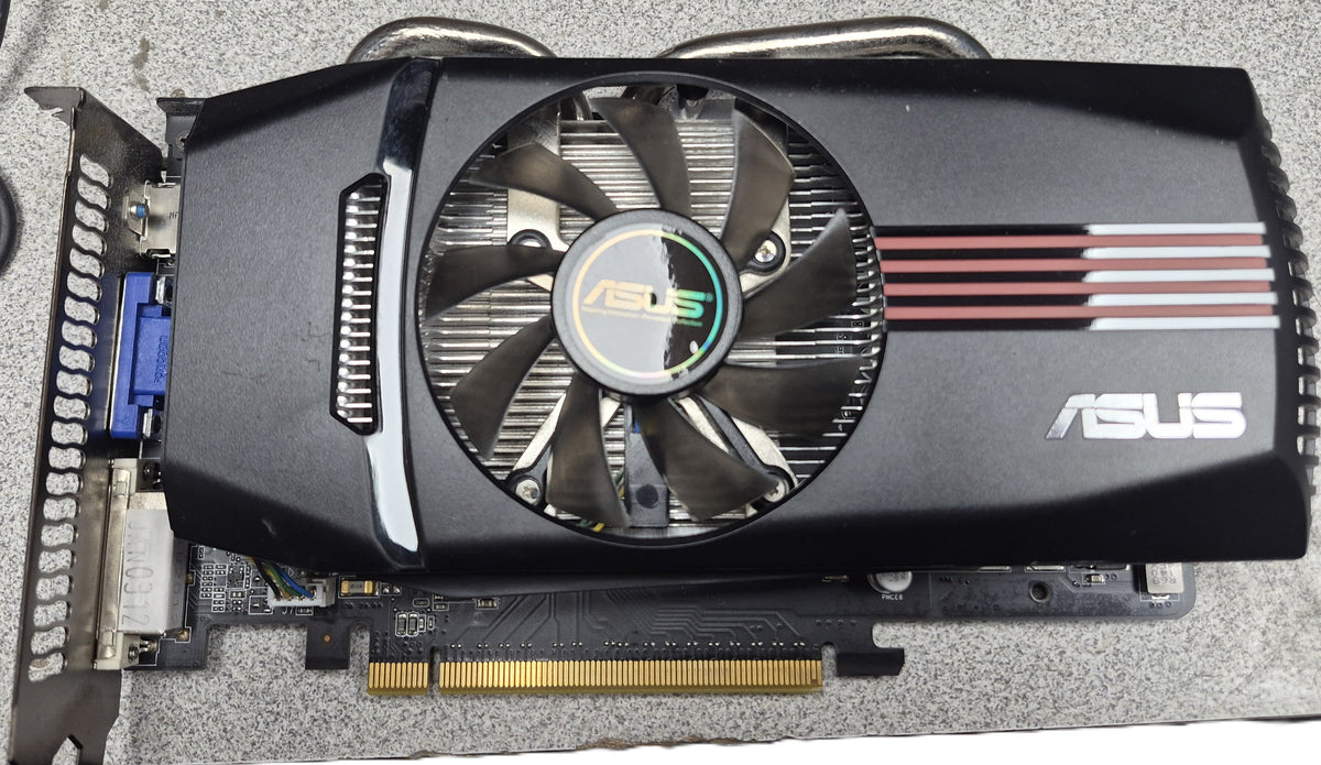 ASUS GTX 550 Ti DirectCU — face avant ventilateur actif ASUS avec caloducs