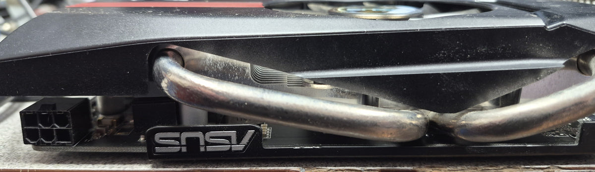 ASUS GTX 550 Ti DirectCU — vue profil caloducs et connecteur 6 broches PCIe