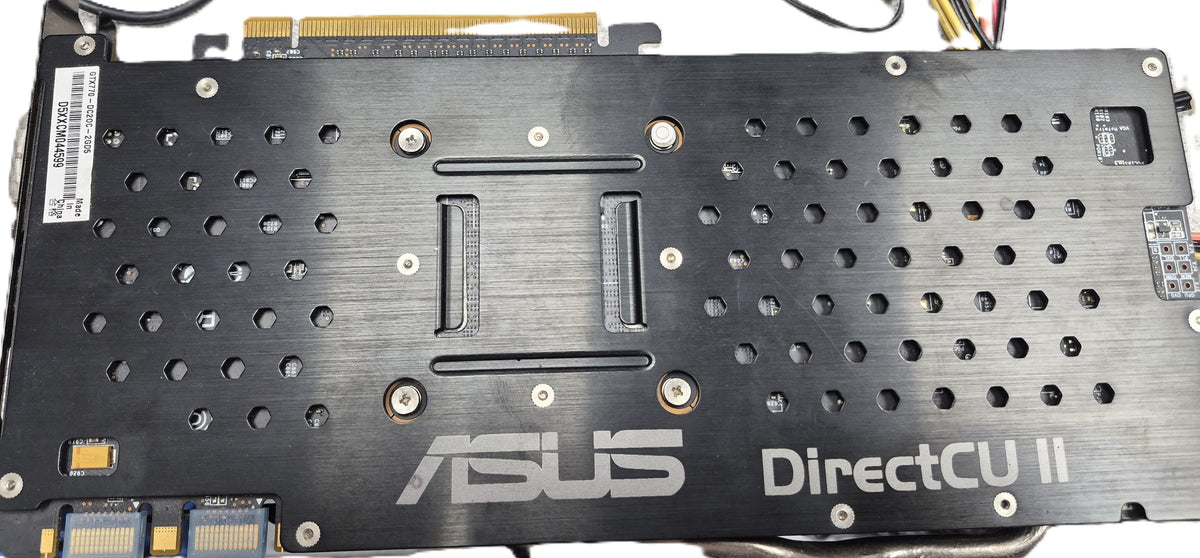 ASUS GeForce GTX 770 DirectCU II — étiquette modèle GTX770-DC2OC-2GD5 numéro de série