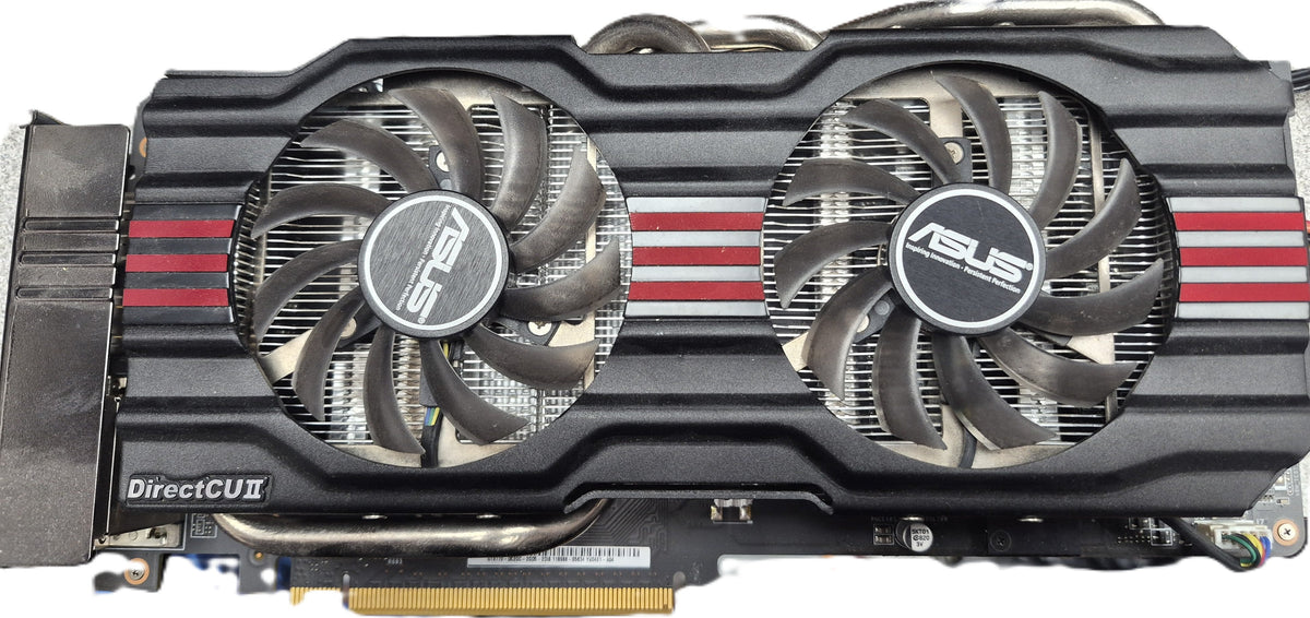 ASUS GeForce GTX 770 DirectCU II — vue profil caloducs et ventilateurs