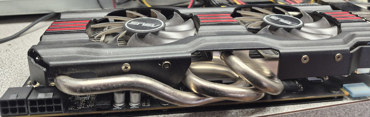ASUS GeForce GTX 770 DirectCU II — caloducs et connecteurs alimentation 6 broches