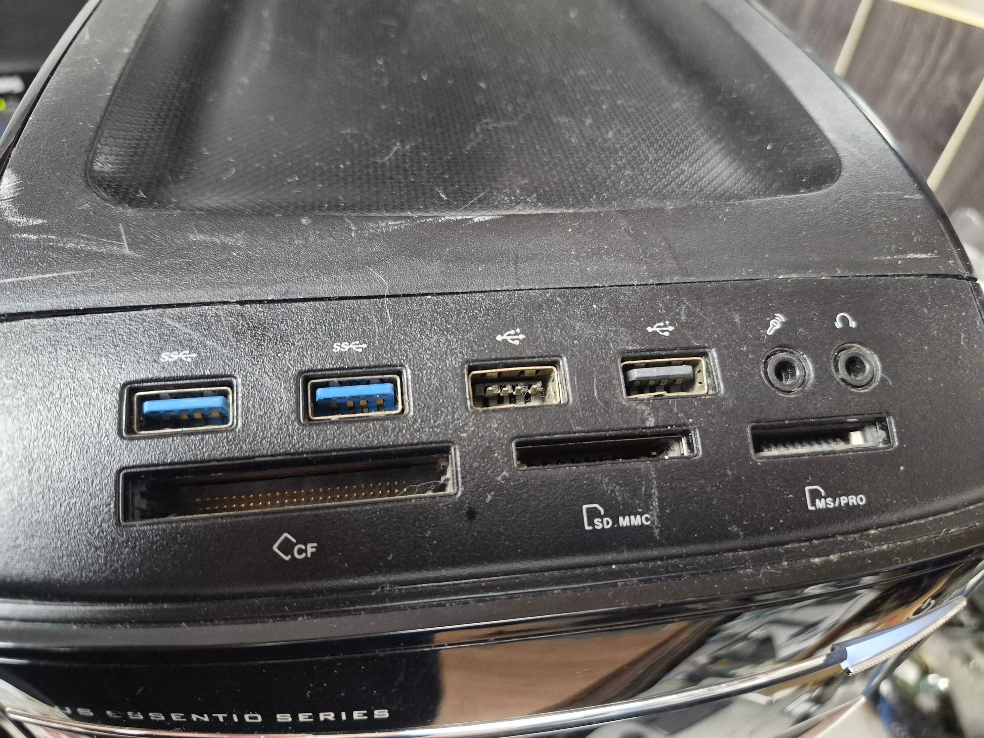 ASUS CM1855 - vue supplémentaire