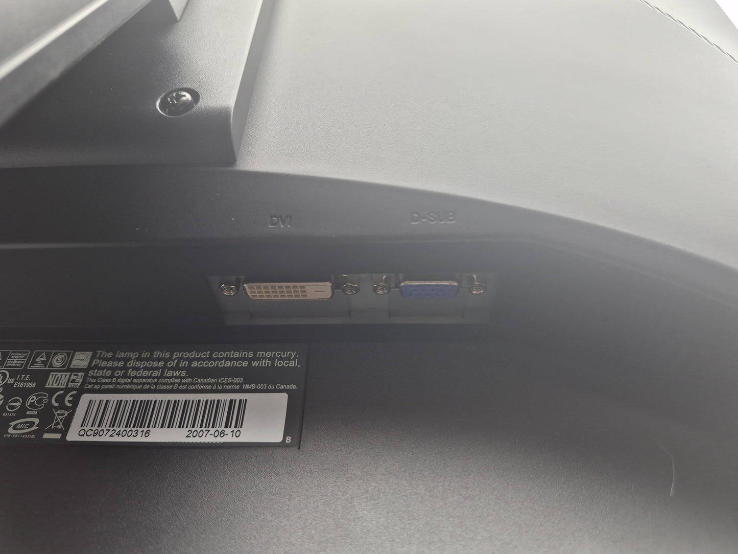 ViewSonic VG2230WM - Ports DVI et VGA
