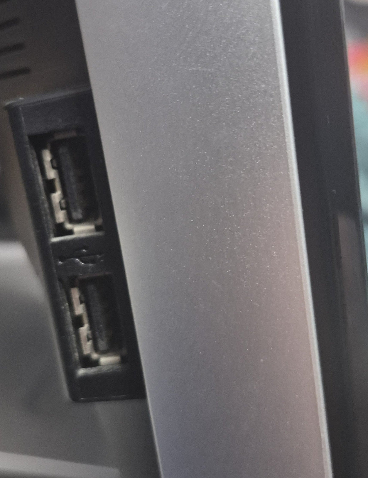 HP w2207 - hub USB 2 ports sur le côté