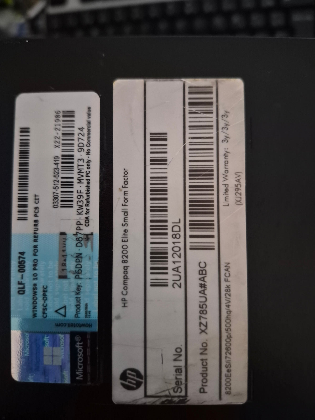 HP Compaq 8200 Elite SFF — étiquette numéro de série 2UA12018DL et sticker Windows 10 COA