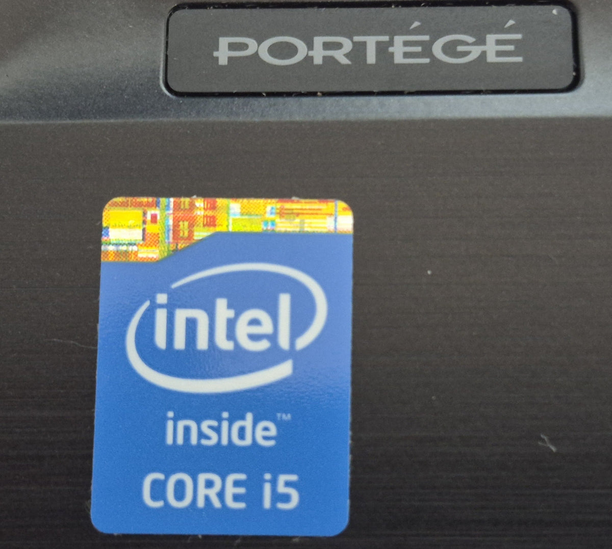 Toshiba Portégé R30-A — autocollant Intel Core i5 et logo PORTEGE gros plan